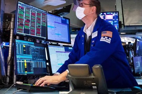 S&P 500 giảm liền 5 phiên, giá dầu đi xuống, Bitcoin vẫn trượt dốc