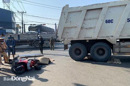 Va chạm với xe tải ben, 2 người tử vong tại chỗ