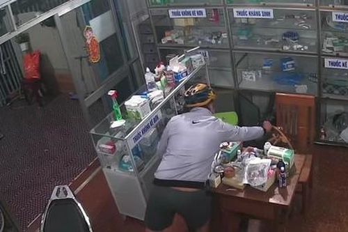 Tên trộm vứt giỏ xách có 400 triệu vào thùng rác vì tưởng đã hết tiền