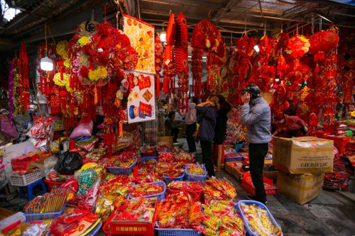 Hàng Mã trang hoàng rực rỡ, người dân Thủ đô tấp nập sắm đồ trang trí Tết