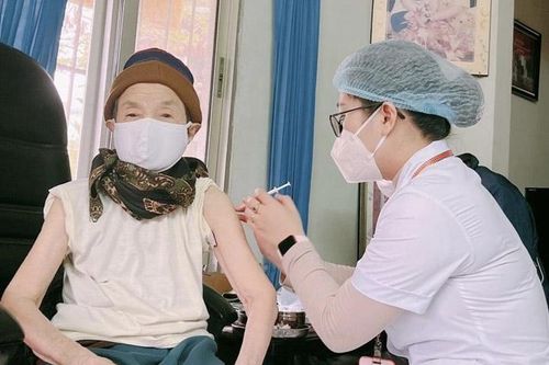 Bộ Y tế tiếp tục kêu gọi đẩy nhanh tiến độ tiêm chủng, bố trí tiêm tại nhà cho người dân
