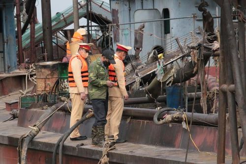 Bắt quả tang tàu hút cát trái phép công suất lớn trên sông Hồng