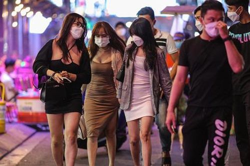 Phố Tây Bùi Viện sôi động trong ngày đầu quán bar, vũ trường mở cửa trở lại