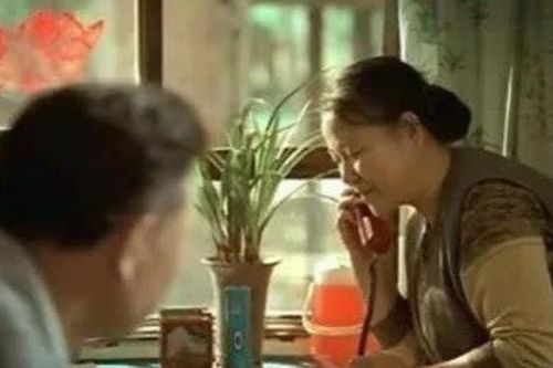Cấm chồng mang tiền về cho mẹ, nàng dâu sững sờ nhận tờ di chúc khi bố mẹ chồng qua đời