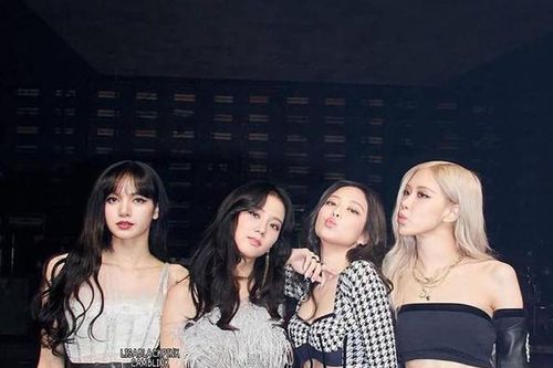 Giữa tin đồn BLACKPINK bị YG hoãn lịch tái xuất, fan đẩy hashtag đòi công bằng cho idol