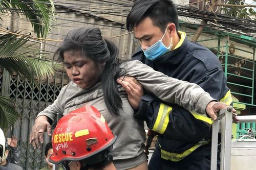 Giây phút quên mình cứu bé gái trong đám cháy của anh thợ chữa điều hòa