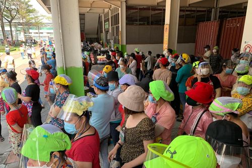 Công nhân Pouchen quay lại sản xuất