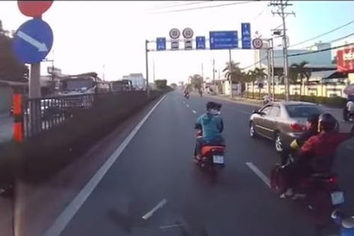 Hé lộ nguyên nhân 2 nhóm đi xe máy cầm hung khí đuổi chém nhau trên Quốc lộ 22