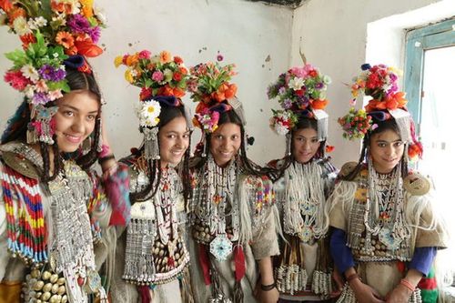 Lạ lùng với nơi nam nữ hôn nhau thoải mái, hoán đổi vợ công khai