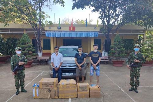 Đồn Biên phòng Bù Đốp bắt đối tượng sử dụng xe ô tô vận chuyển trái phép pháo nổ