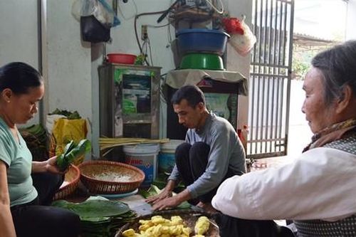 Làng bánh chưng ngập ngừng trước Tết