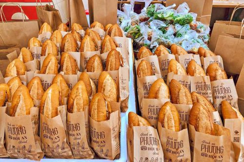 Bánh mì nổi tiếng Hội An 'đi' máy bay ra Hà Nội, giá 60 ngàn/ổ vẫn 'cháy hàng'