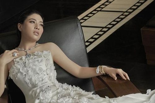 Công chúa bị đày ra nước ngoài vì mẹ ngoại tình, trở thành công chúa giàu nhất thế giới