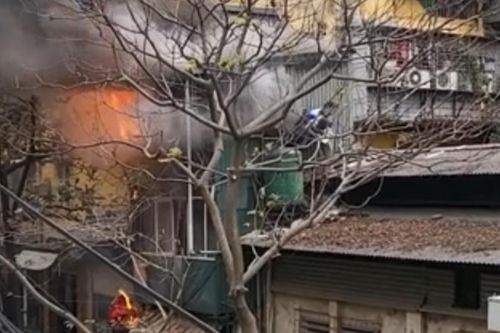 Hà Nội: Người đàn ông 'tay không' giải cứu bé gái mắc kẹt trong ngôi nhà bị cháy