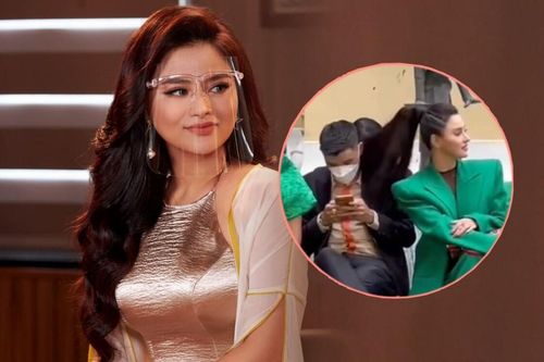 Mải mê 'quẩy' theo nhạc, siêu mẫu Vũ Thu Phương hất cả búi tóc vào mặt khách mời