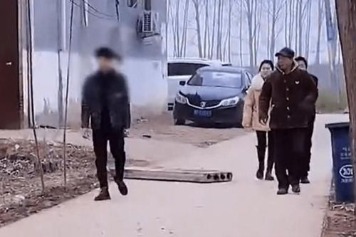 Gái 'ế' về thăm quê liền bị bố mẹ dẫn đi xem mắt 20 chàng trai trong chỉ một ngày