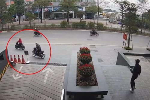 Clip: Vào cây ATM rút tiền, nam thanh niên bị 'cuỗm' luôn chiếc xe máy ngay trên phố Hà Nội