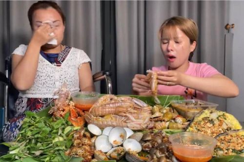 Bị tai nạn không đi lại được, Quỳnh Trần JP nức nở khi gặp lại mẹ ruột