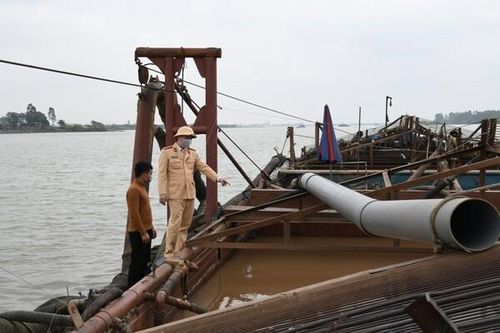 Triệt phá nhiều đường dây khai thác cát trái phép trên sông Hồng