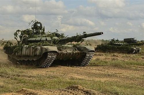 Xe tăng Nga tập trận bắn đạn thật gần Ukraine