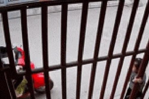 Cô gái bị sàm sỡ ngay trước cổng nhà, bàn tay hư của thanh niên qua đường gây bức xúc
