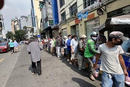 Người dân TP Hồ Chí Minh xếp hàng mua giải cứu thanh long miền Tây