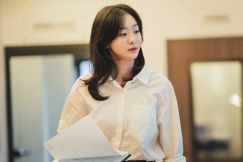 Học nữ chính 'Our Beloved Summer' cách phối đồ công sở