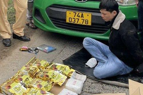 Bắt giữ nghi phạm vận chuyển ma túy bằng taxi