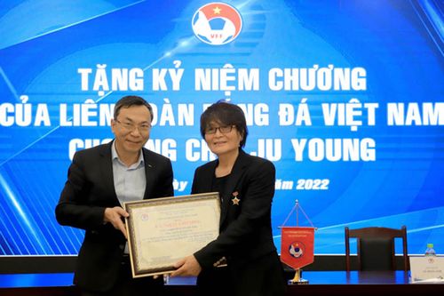 Bác sĩ Choi Ju-young nhận Kỷ niệm chương của Liên đoàn Bóng đá Việt Nam