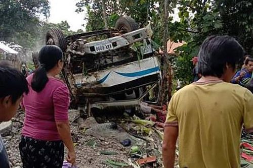 Lật xe ở Philippines, ít nhất 11 người chết