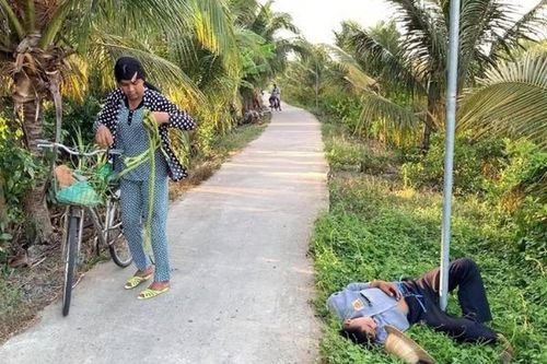 Chồng say rượu nằm giữa đường, cô vợ vất vả vác về nhà