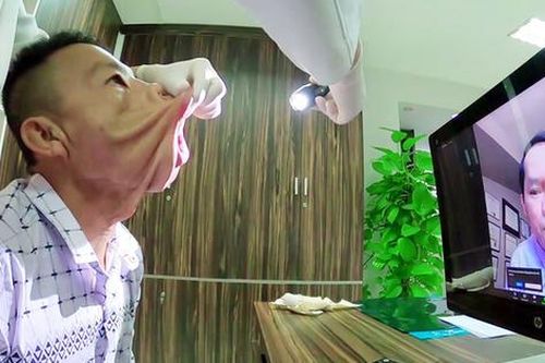 Cứu chàng trai 'mặt quỷ', bác sĩ được Chủ tịch nước tặng Huân chương Lao động