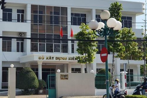 Hai cán bộ sở bị bắt quả tang đang nhận hối lộ của doanh nghiệp