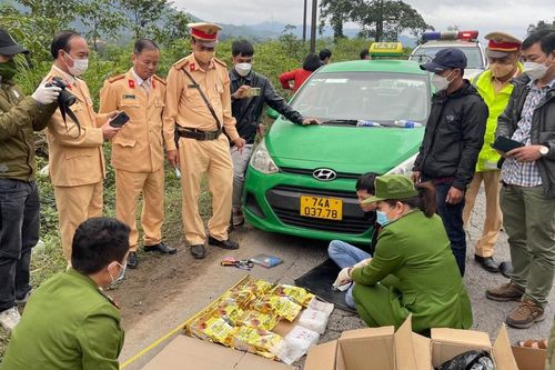 Bắt giữ đối tượng vận chuyển gần 10 kg ma túy bằng taxi