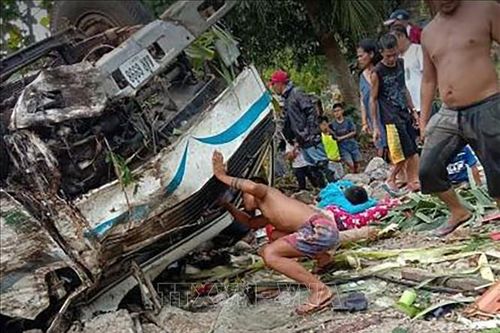 Lật xe thảm khốc Philippines làm ít nhất 11 người tử vong