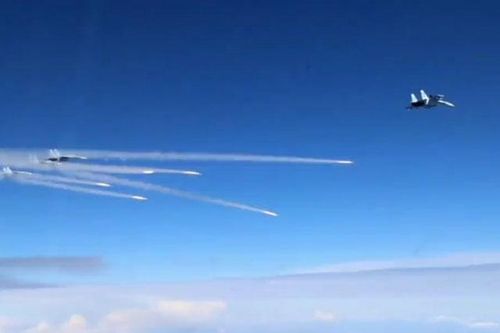 4 tiêm kích đa năng Su-30SM Nga đồng loạt phóng 8 tên lửa không đối không