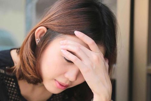 Chưa kịp mừng vì nghĩ được chồng tặng quà đắt tiền, tôi đã nghẹn họng khi đọc lời nhắn trong tấm thiệp đính kèm