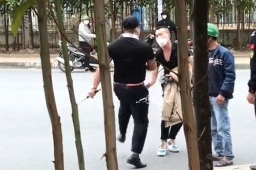 Clip: Đánh vợ ngay giữa đường, gã chồng bị nam bảo vệ đấm túi bụi phải rối rít xin tha