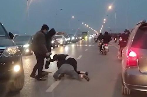 Clip: 2 tài xế lao vào 'quyết chiến' ngay trên cầu ở Hà Nội sau va chạm gây ùn tắc cả đoạn dài