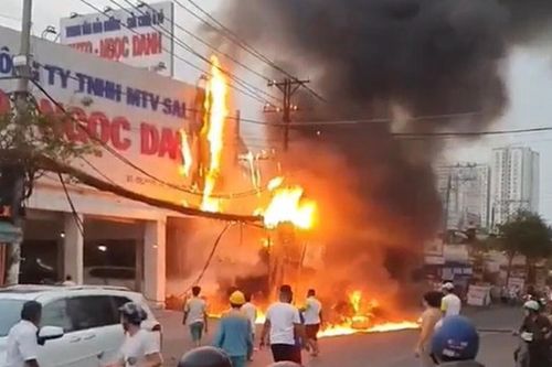 Clip: Trạm điện bốc cháy dữ dội lan sang gara ô tô khiến xế hộp tiền tỉ bị cháy sém