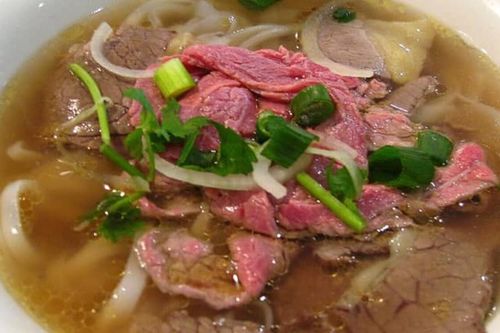 Khách Mỹ chê 'lười, tởm' khi thấy thịt chưa chín, tiệm phở Việt phải lên tiếng giải thích về món phở tái