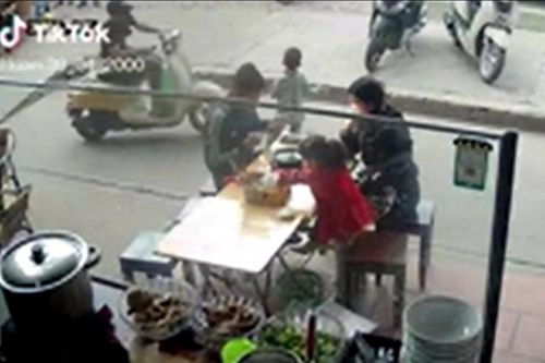 Clip: Tông trúng bé trai chạy nhanh qua đường, thanh niên bị 2 người đàn ông hùng hổ lao vào đánh tới tấp