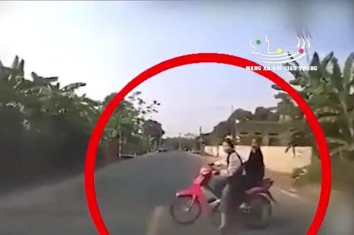 2 nữ sinh bất ngờ quay đầu xe máy bị ô tô tông văng, dân mạng tranh cãi nảy lửa: Ai sai ai đúng?