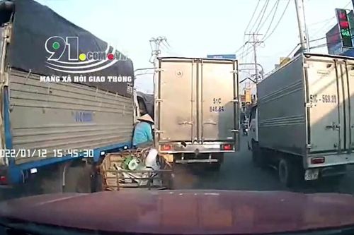 Clip: Kẹp giữa 2 xe tải sau cú tông bất ngờ, người đàn ông thoát nạn thần kì