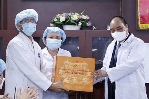 Chủ tịch nước Nguyễn Xuân Phúc thăm, động viên lực lượng y tế tại Đà Nẵng