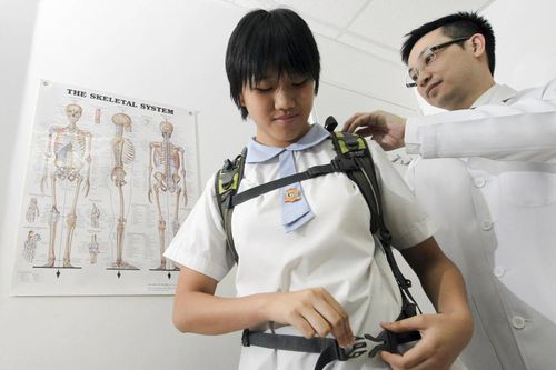 Hơn 5 triệu học sinh Trung Quốc bị biến dạng cột sống