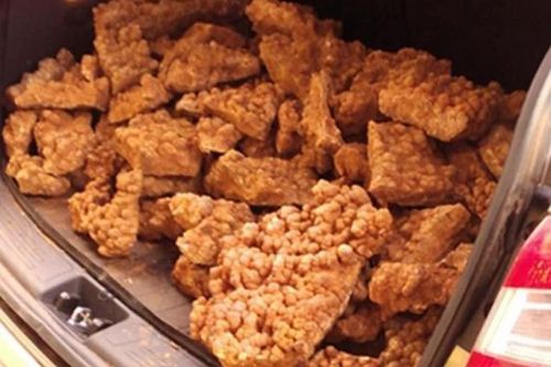 Nhặt đống đá xấu xí, chàng trai bỗng phát tài trong nháy mắt