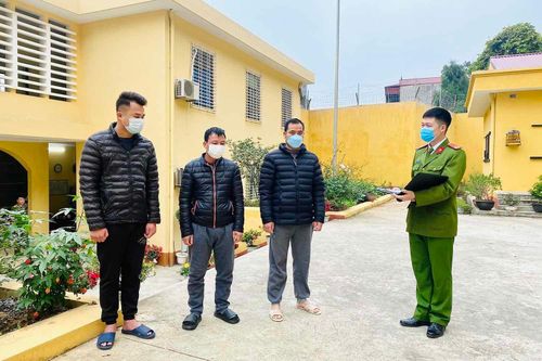 Bắt cán bộ quản lý trật tự đô thị nhận tiền để 'ưu tiên' xe chở hàng thông quan