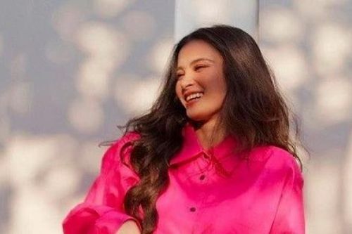 Sao Việt chuộng sắc hồng tươi trẻ dạo phố những ngày đầu năm