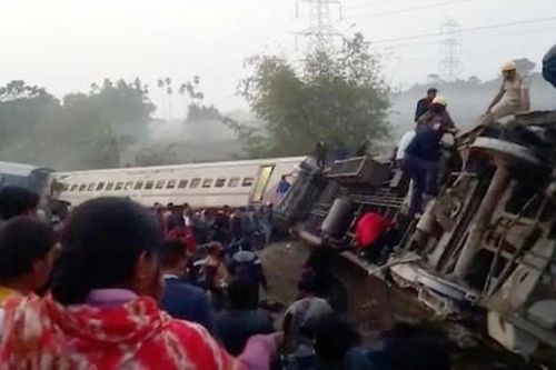 1/3 toa trên chuyến tàu tốc hành trật đường ray